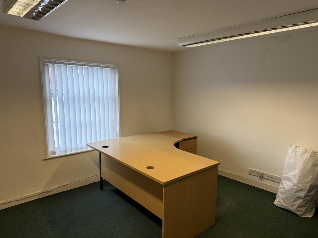 Lot: 88 - FREEHOLD COMMERCIAL PROPERTY ON HIGH STREET - Second floor office room with carpets and painted walls